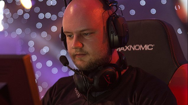 Kinguin nede på fire mand