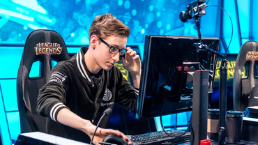 Bjergsen, Froggen og Svenskeren taber deres første kamp