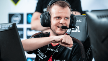 Astralis slår G2 Esports og sikrer sig en plads til play-offs i M...