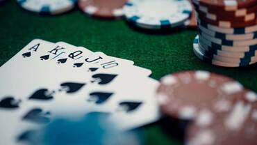 Lær om reglerne til et af de mest populære casinospil - poker