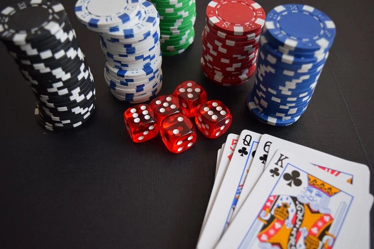 At spille på nye online casinoer vs. etablerede casinoer: Fordele og ulemper